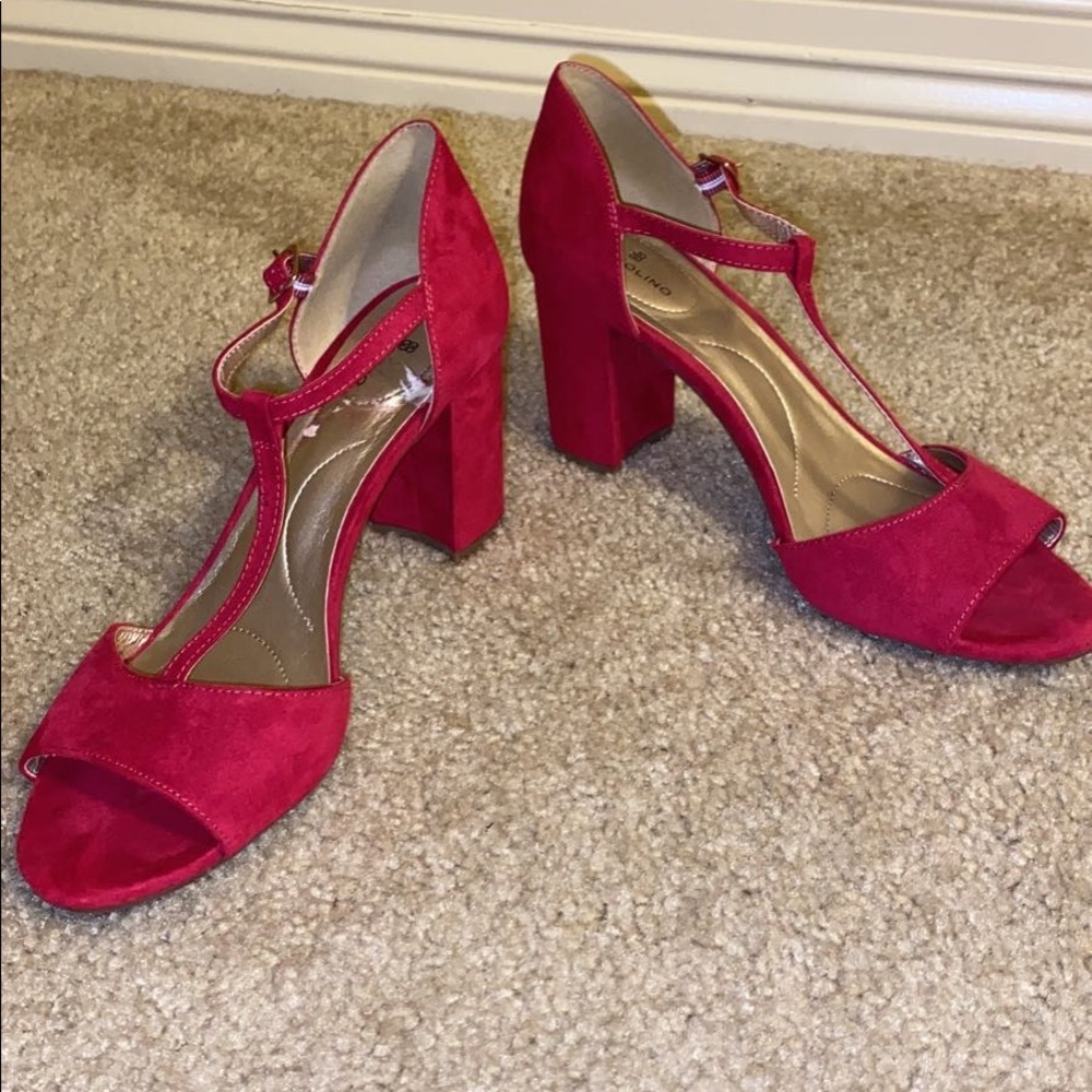 Hot pink/ Fuchsia Bandolino Heels!!